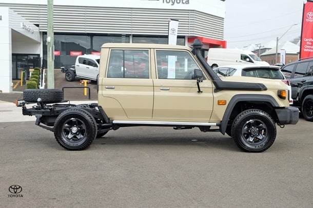 2024 Toyota LC MILITARY GXL image 3