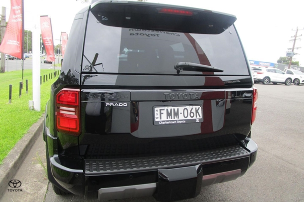 2024 Toyota Prado VX image 7