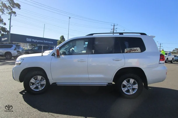 2020 Toyota Landcruiser GXL image 2