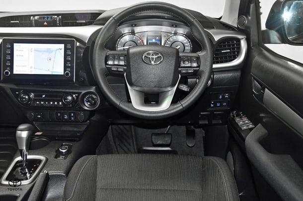2024 Toyota Hilux 4x4 SR5 image 13