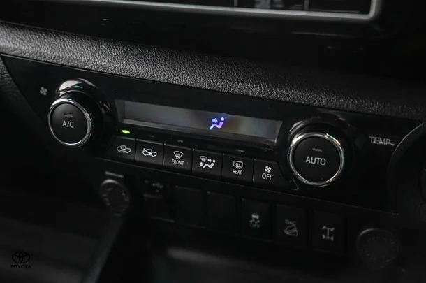 2019 Toyota HILUX SR5 image 15