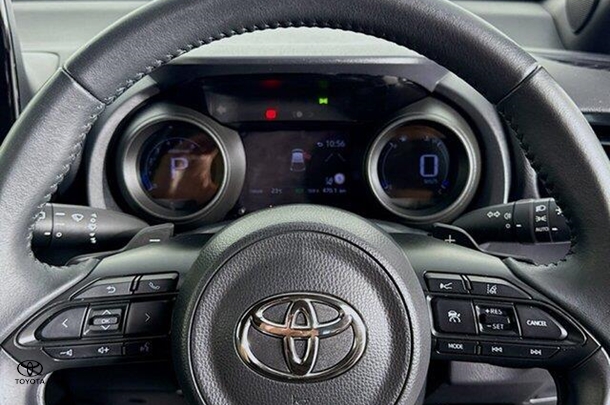 2020 Toyota Yaris ZR image 11