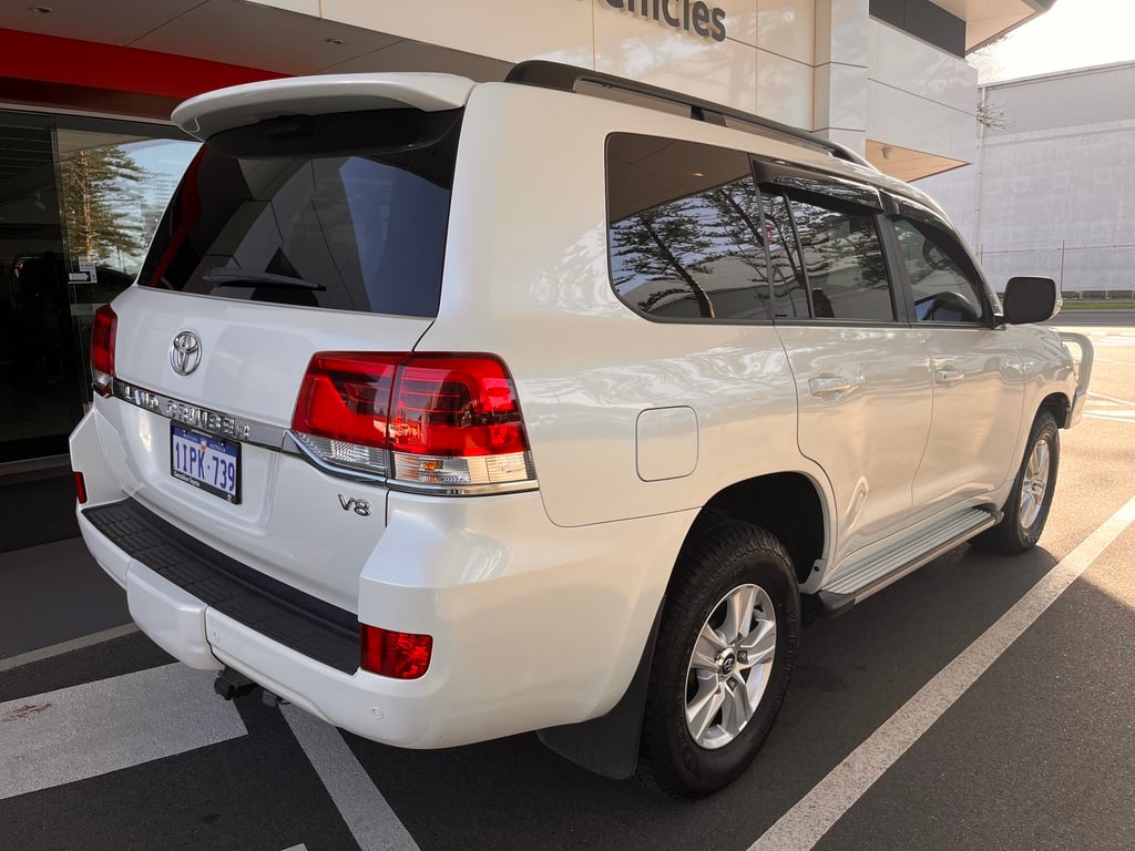 2020 Toyota Landcruiser GXL image 3