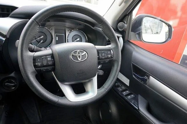 2020 Toyota Hilux 4x4 SR5 image 2