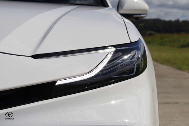2024 Toyota Camry Hybrid SL image 10