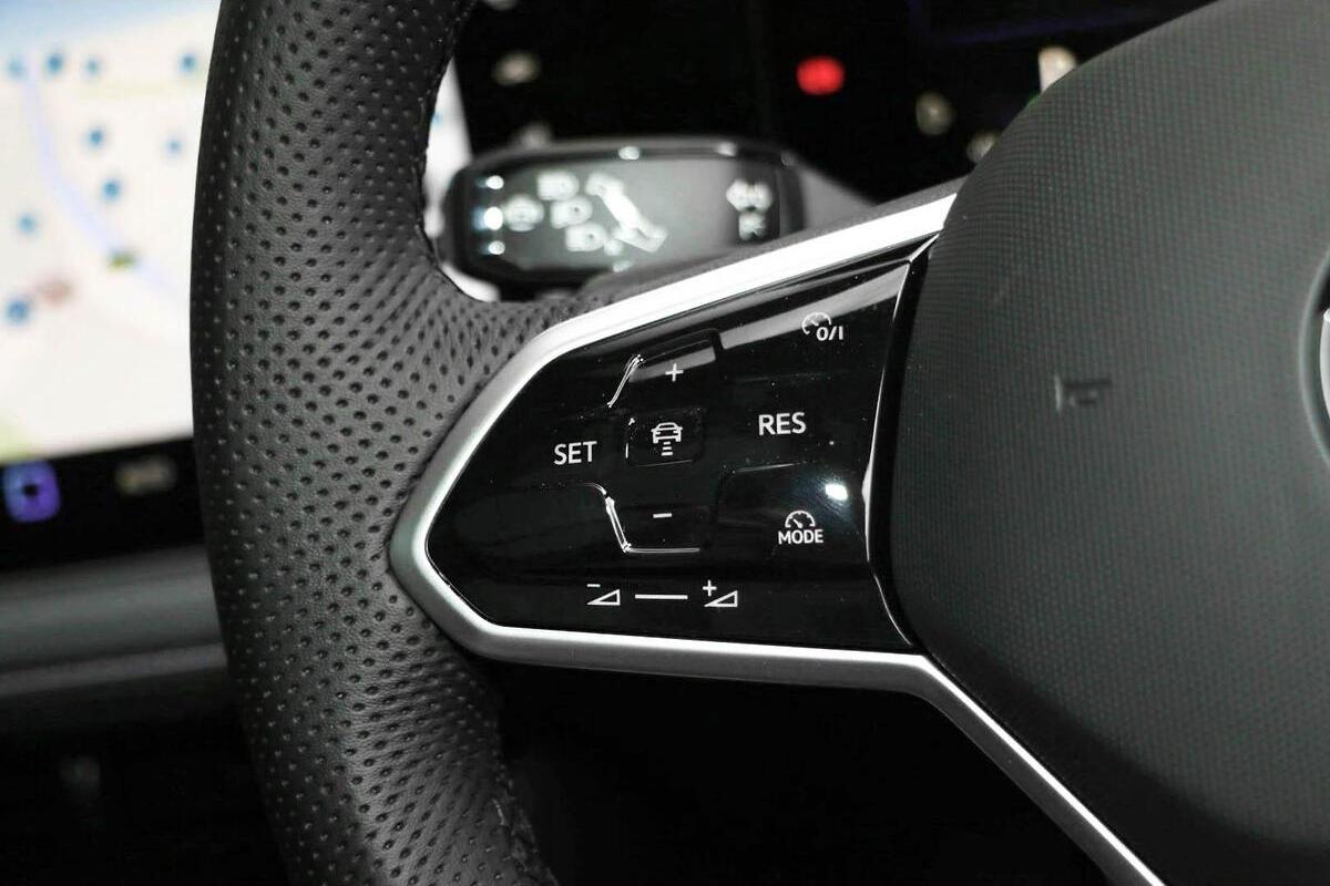 2024 Volkswagen Touareg R RC Auto 4MOTION MY24 image 17