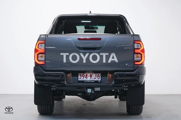 2024 Toyota Hilux 4x4 SR5 image 6