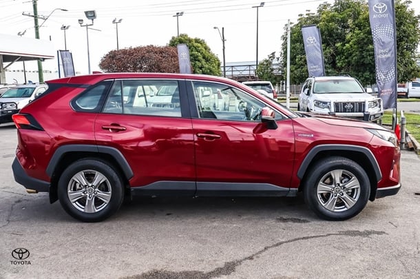 2023 Toyota Rav4 Hybrid GX image 3