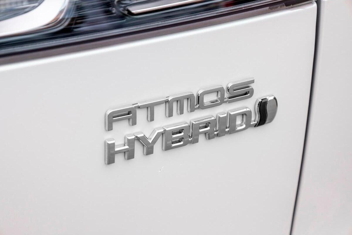 2024 Toyota Corolla Cross Atmos Auto eFour image 13