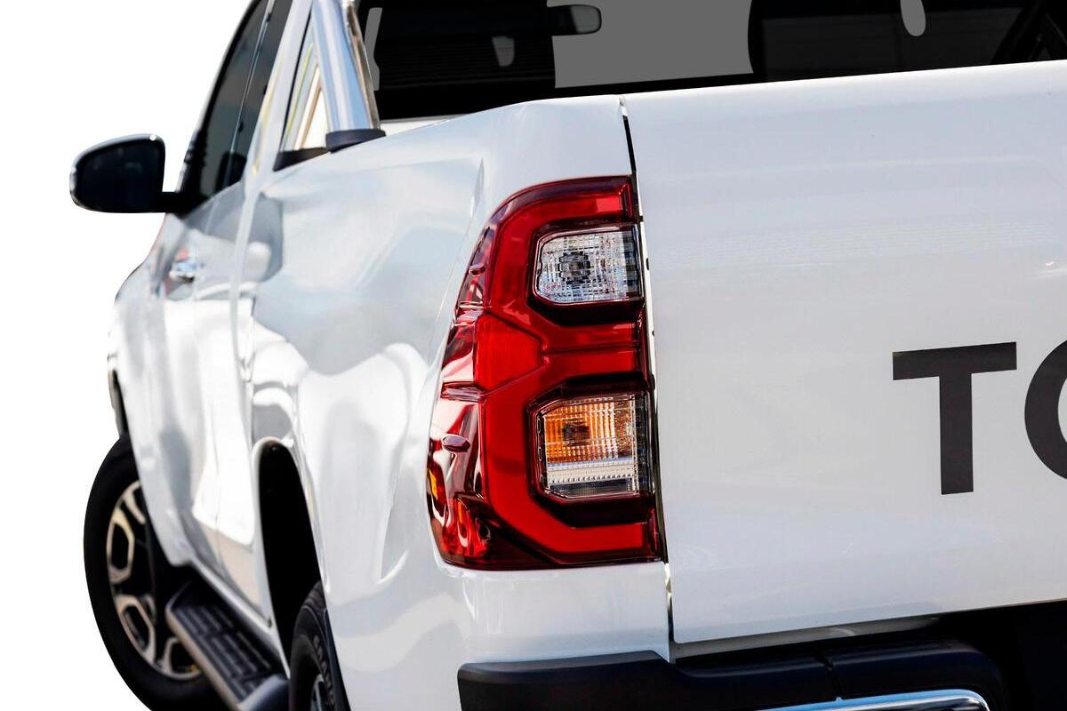 2024 Toyota Hilux SR5 Auto 4x4 image 18