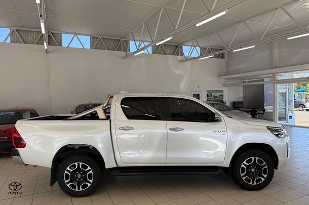 2023 Toyota Hilux SR5 image 7