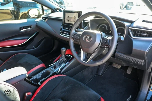 2024 Toyota Corolla Hatch Hybrid ZR image 9