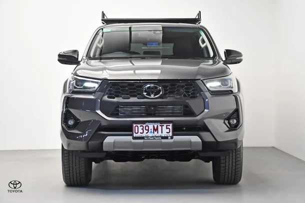 2024 Toyota Hilux 4x4 SR5 image 2