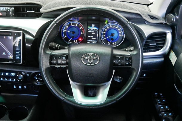 2017 Toyota Hilux 4x4 SR5 image 10