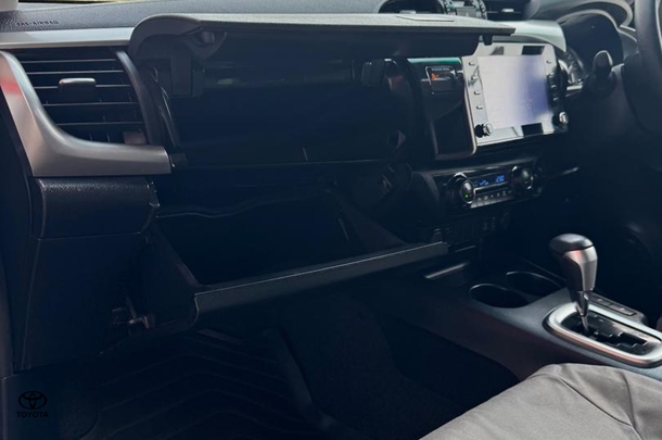 2022 Toyota Hilux SR5 image 12