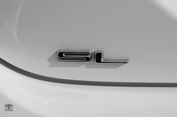 2019 Toyota Camry Hybrid SL image 12