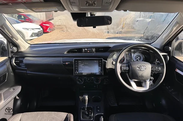 2022 Toyota HiLux 4x4 SR image 8