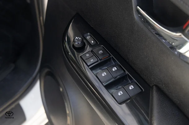 2019 Toyota HILUX SR5 image 18