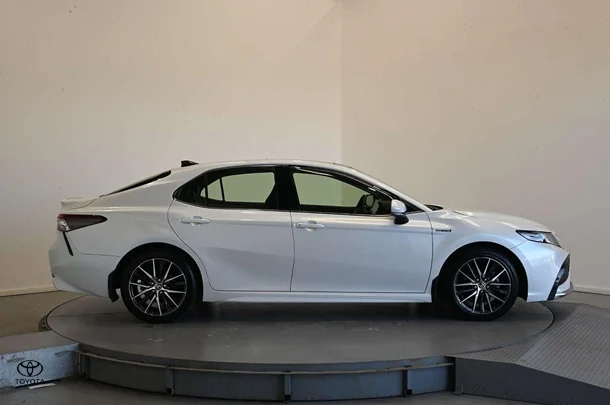 2023 Toyota Camry Hybrid SL image 2