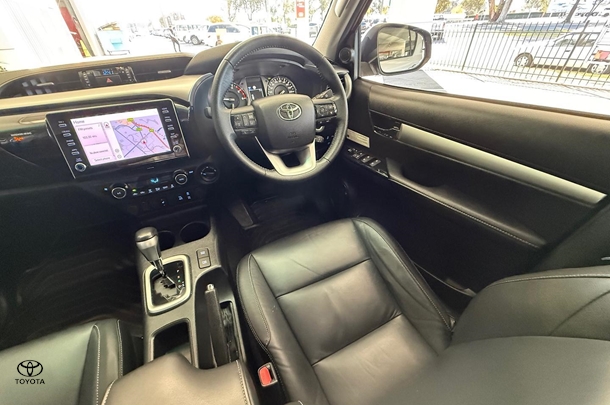 2021 Toyota HILUX SR5 image 16