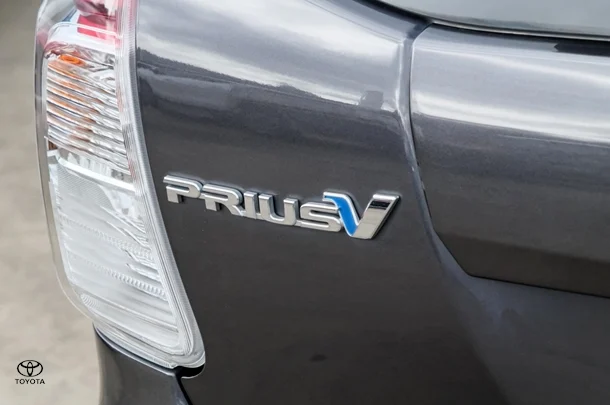 2020 Toyota Prius v L1 image 18