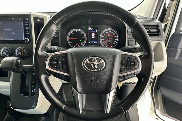 2022 Toyota Hiace SLWB image 17