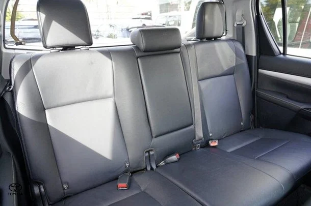 2020 Toyota Hilux 4x4 SR5 image 5