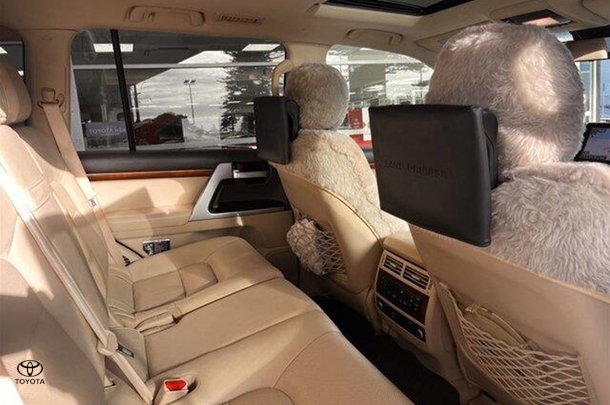 2017 Toyota Landcruiser Sahara image 11