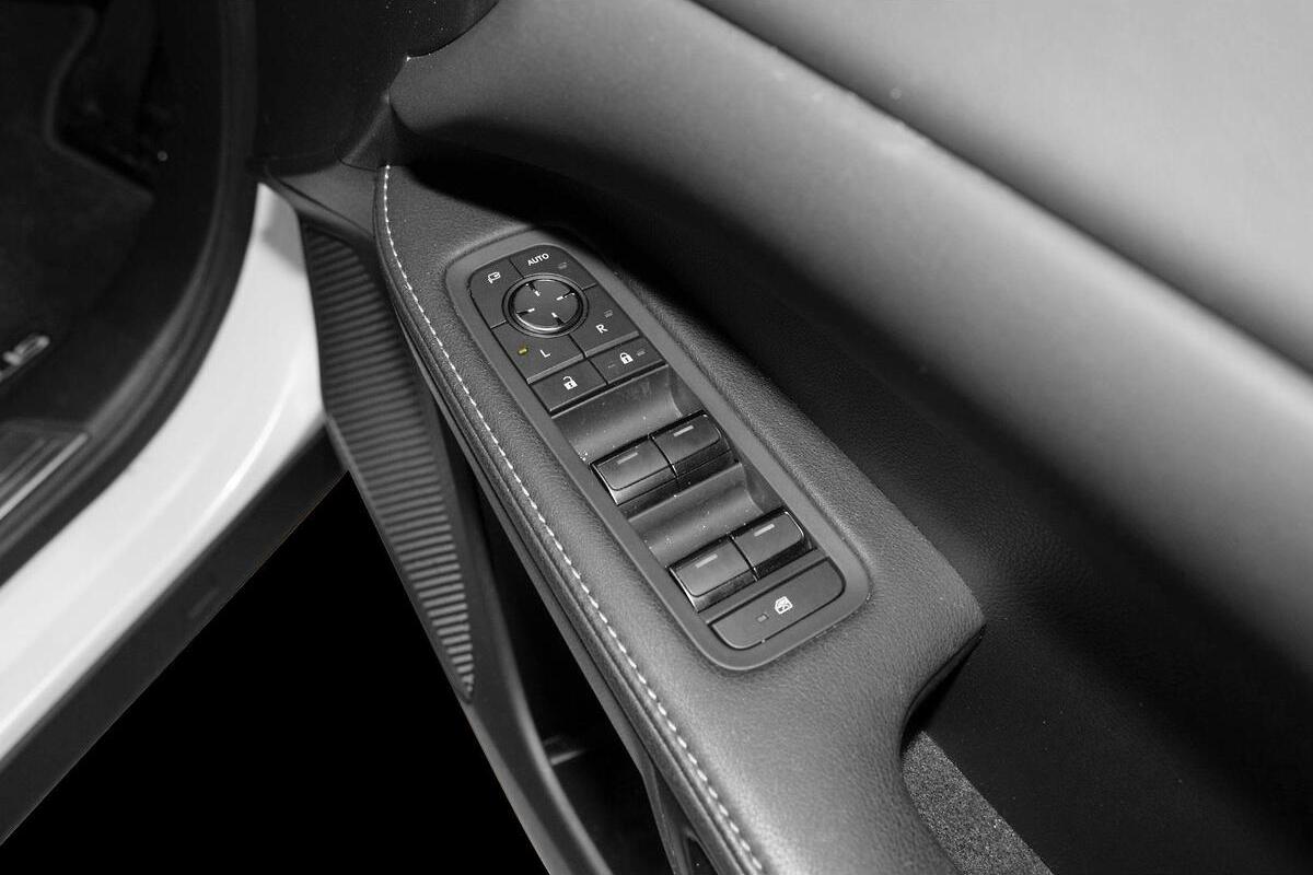 2024 Lexus RX RX350h Luxury Auto eFour image 17