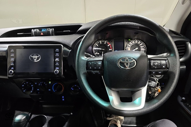 2023 Toyota Hilux SR image 16