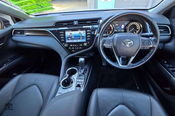 2019 Toyota Camry Hybrid SL image 2