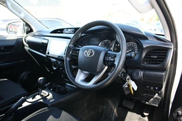 2021 Toyota Hilux SR image 12