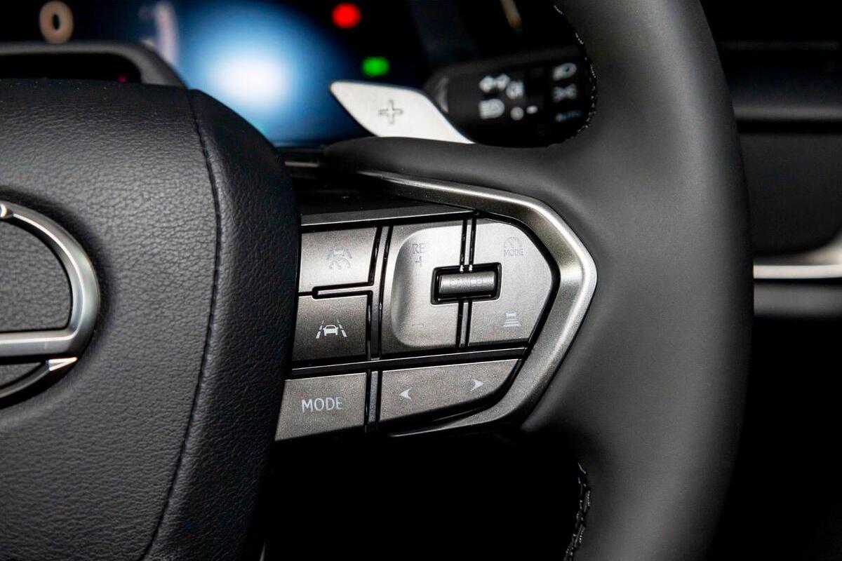 2024 Lexus RZ RZ450e Luxury Auto image 16