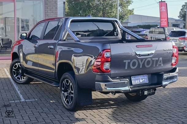2023 Toyota HILUX SR5 image 2