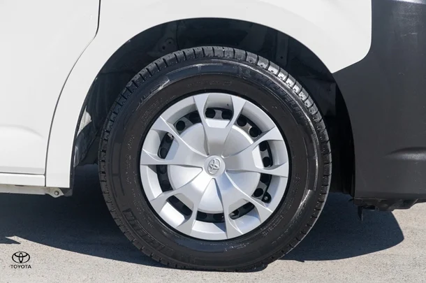 2022 Toyota HIACE LWB image 21