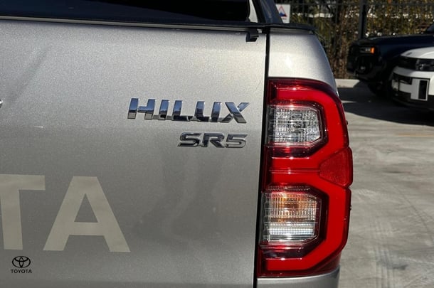 2021 Toyota HiLux 4x4 SR5 image 6