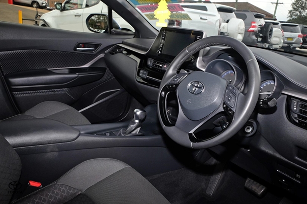 2020 Toyota C-HR Standard 2WD image 7