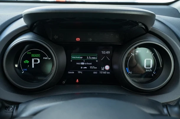 2021 TOYOTA Yaris Hybrid SX image 11