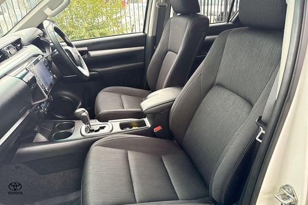 2023 Toyota Hilux SR5 image 25