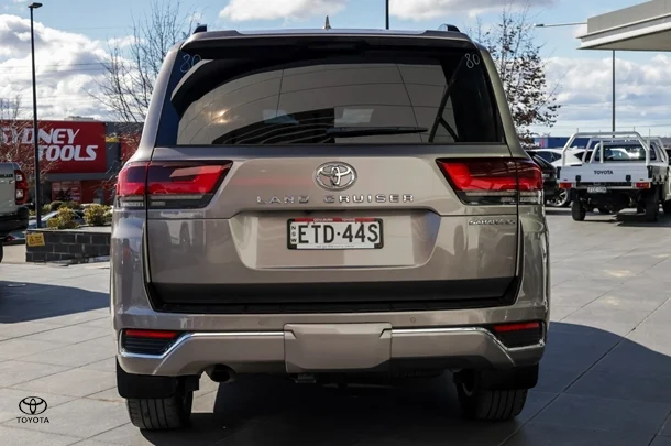 2022 Toyota LANDCRUISER Sahara ZX image 5
