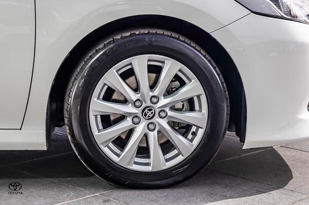 2019 Toyota CAMRY HYBRID Ascent image 12