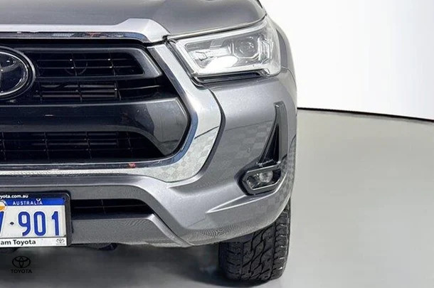 2021 Toyota Hilux SR5 image 3