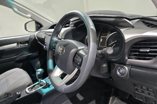 2024 Toyota Hilux SR5 image 13