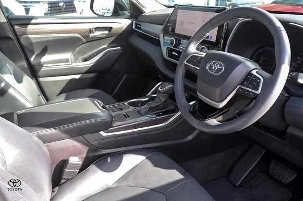 2023 Toyota Kluger Hybrid AWD GRANDE image 2