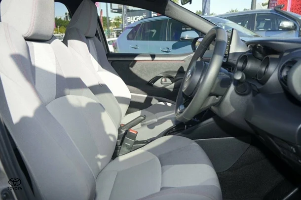 2022 Toyota Yaris Hybrid ZR image 8