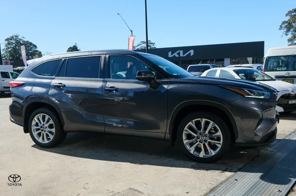 2022 Toyota Kluger AWD GRANDE image 3