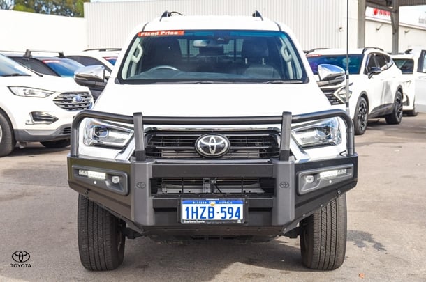 2023 Toyota HILUX SR5 image 3