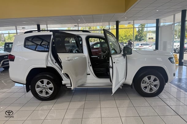 2023 Toyota Landcruiser GXL image 16