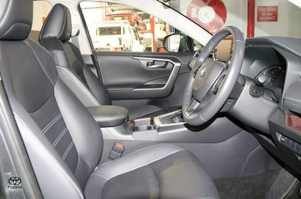 2019 Toyota RAV4 Hybrid Cruiser-AWD image 8