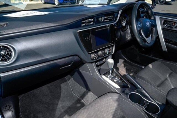 2016 Toyota Corolla Sedan SX image 9